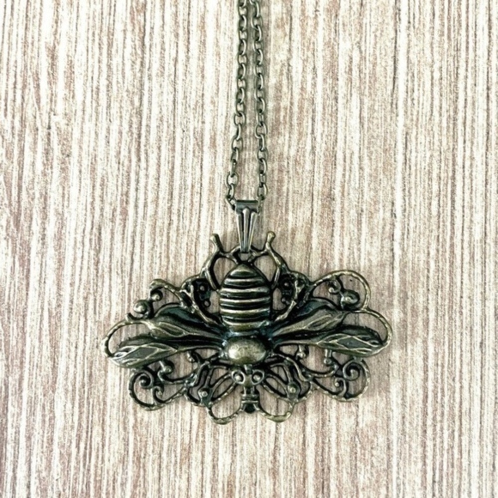 NWT, Antique Style Bee Pendant Necklace, Vintage Style